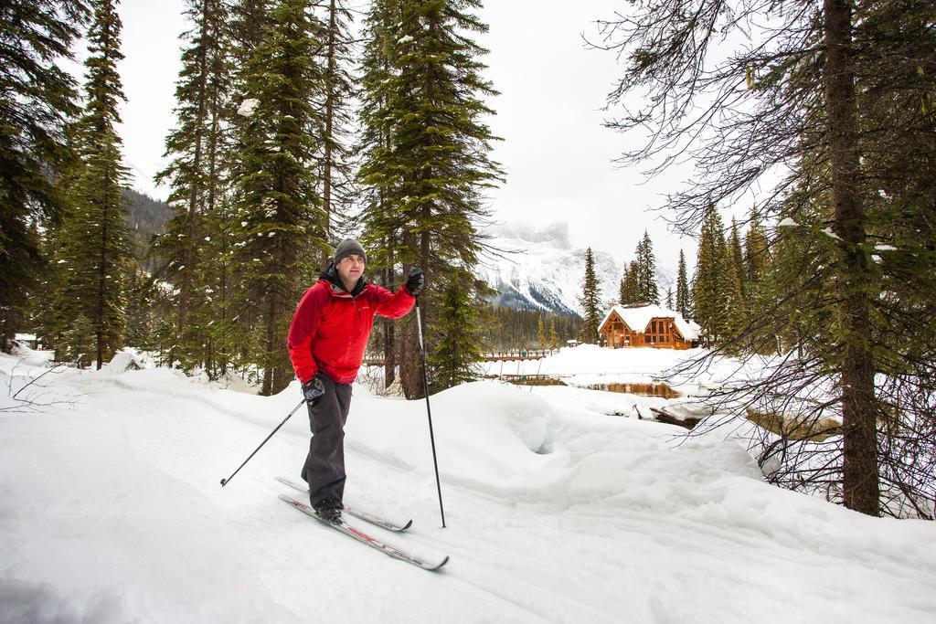 Emerald Lake Lodge Field Bagian luar foto